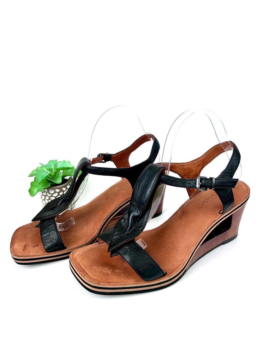 Gentle Souls Pine Heart Wood Wedge T-Strap Sandals Black Leather Square Toe 9.5